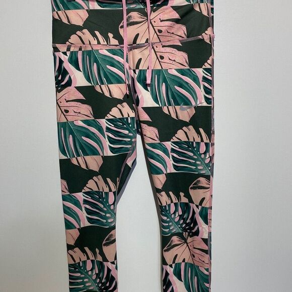 Nike Women's Pink High Waisted Crop Dri Fit Leggings Size Medium - Picture 1 of 11